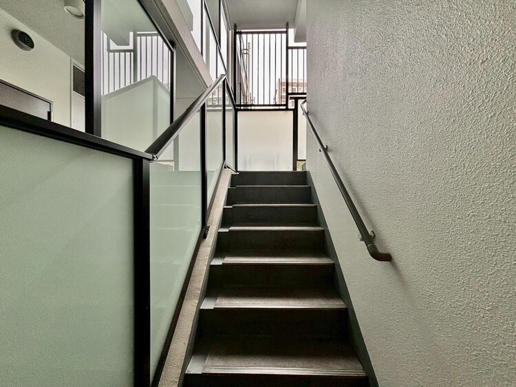 その他 共用部の階段です。明るく清潔に管理されています。