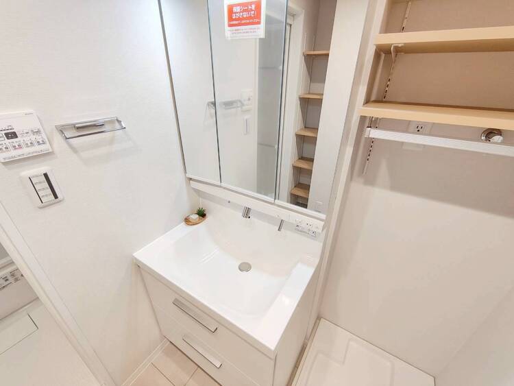 その他 清潔感を感じられる洗面化粧台。