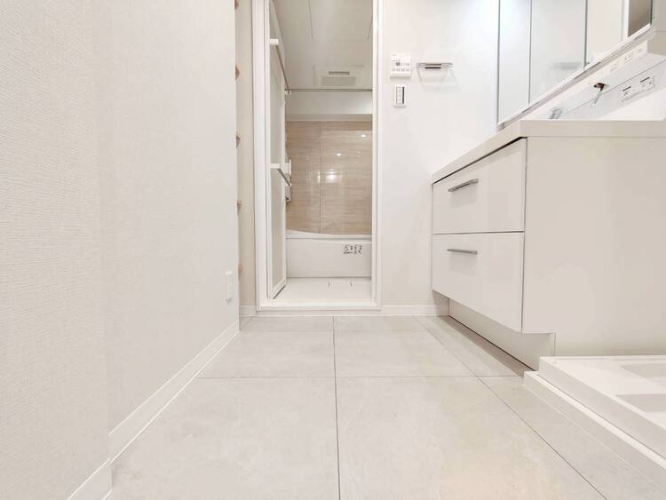 その他 十分な広さの脱衣所。