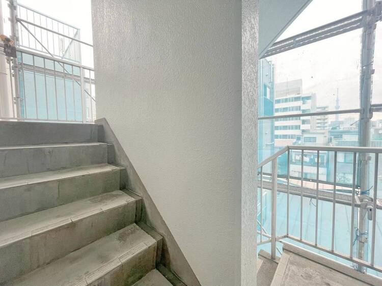 その他 共用部の階段です。明るく清潔に管理されています。