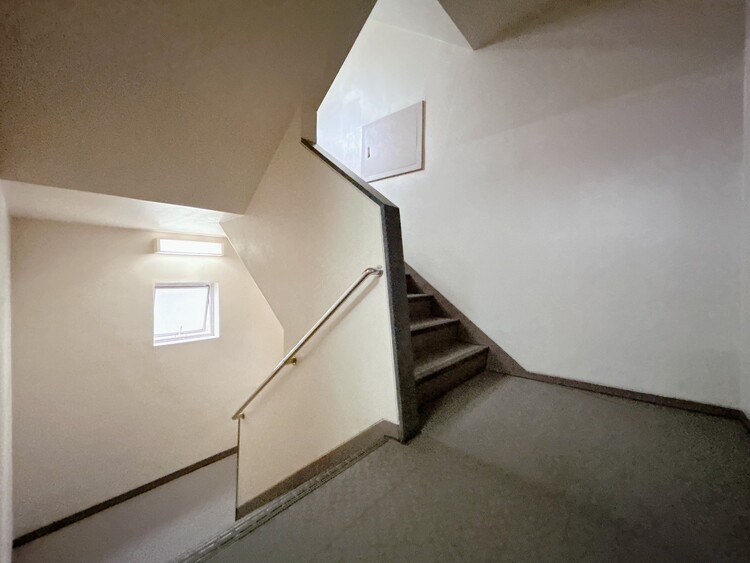 その他 共用部の階段です。明るく清潔に管理されています。