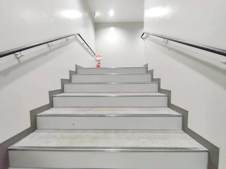 その他 共用部の階段です。明るく清潔に管理されています。