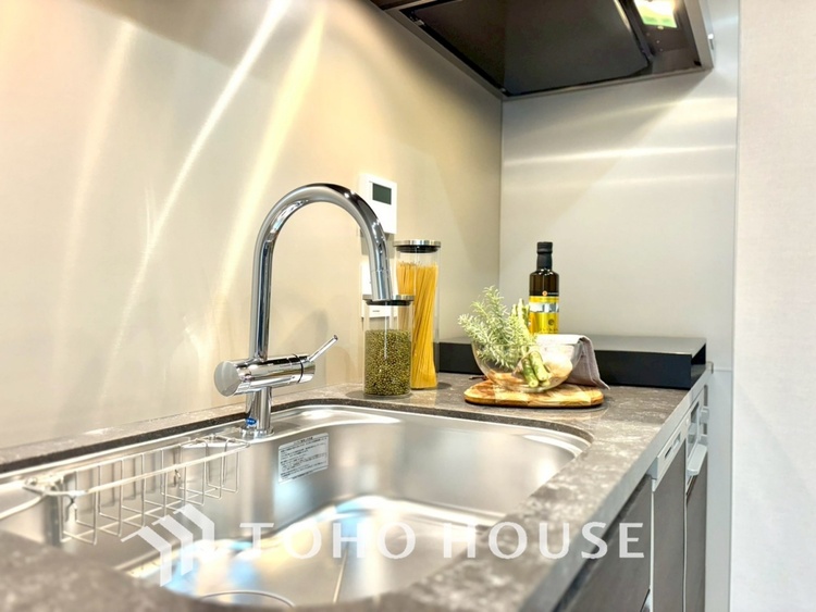 キッチン 【KITCHEN】◆ワクワク◆開放的で機能性も高いシステムキッチン。お子様は毎日のご飯にワクワク！