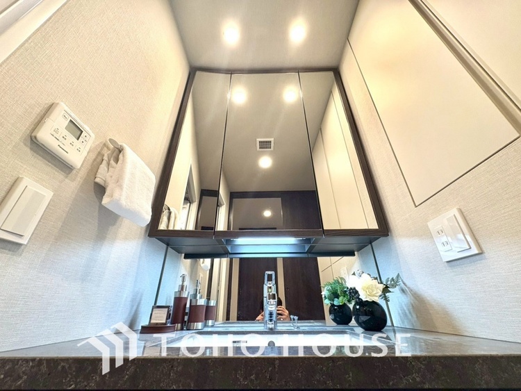 洗面 【WASHROOM】◆快適◆煌びやかな暮らしの中にも忘れたくない快適さ。大きな収納が助けてくれます。