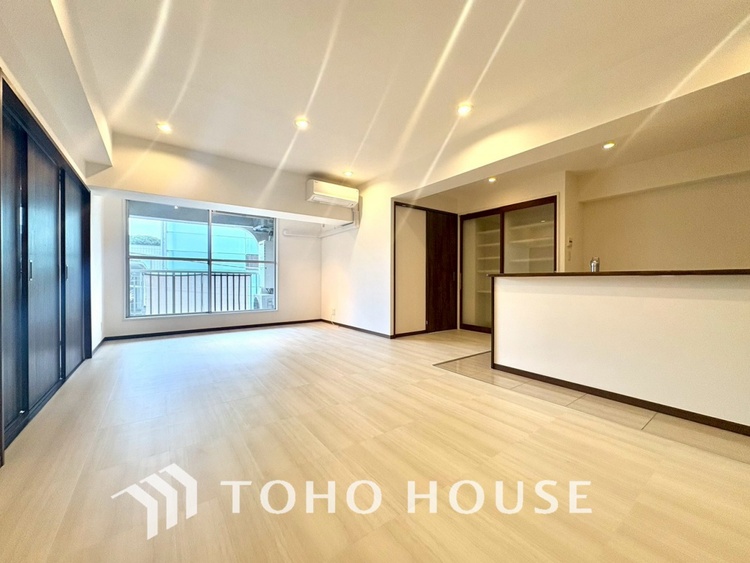 内装 【LIVING】◆陽光◆が差し込む。この開放的なLDKに家族の笑顔が集う。家族が一緒に過ごす空間は明るく、そして居心地よく。