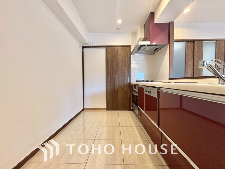 キッチン 【KITCHEN】◆ワクワク◆開放的で機能性も高いシステムキッチン。お子様は毎日のご飯にワクワク！