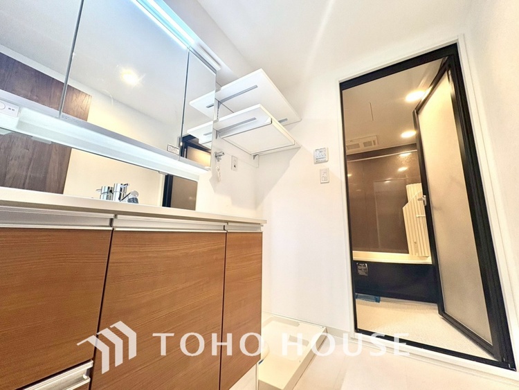 洗面 【WASHROOM】◆快適◆煌びやかな暮らしの中にも忘れたくない快適さ。大きな収納が助けてくれます。