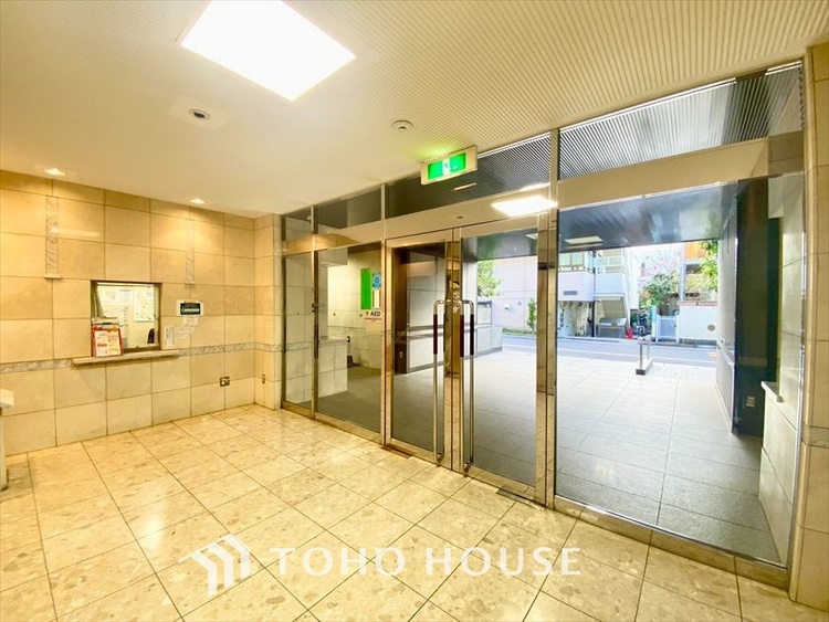 エントランス 【ENTRANCE】◆家族◆家で家族と過ごす時間は限られている。帰りを待つ家族の元へと急ぐときの弾む思い。そんな思いを引き立てる邸宅。