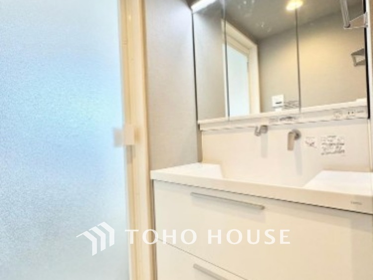 洗面 【WASHROOM】◆快適◆煌びやかな暮らしの中にも忘れたくない快適さ。大きな収納が助けてくれます。