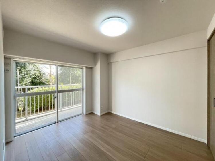 内装 プライベートスペースでのびのびと過ごせる洋室 