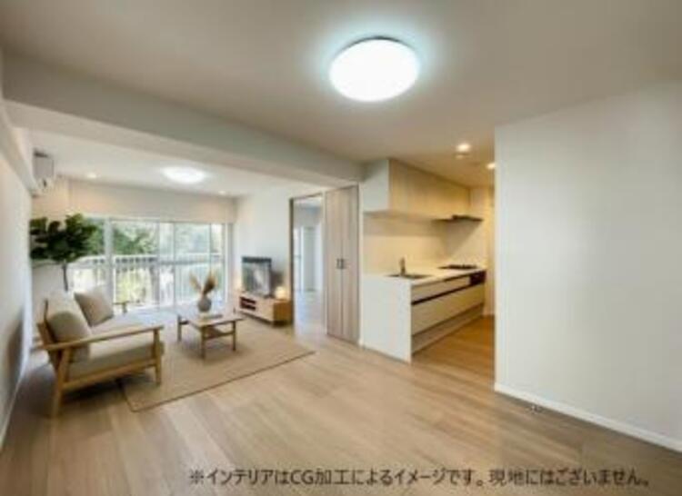 居間 快適で心地よい新規リフォーム空間で、ご家族がゆったりと憩えます！（※インテリアはCG加工によるイメージです。現地にはございません。）