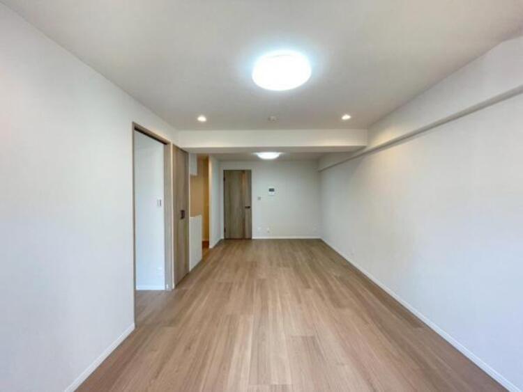 居間 陽光が注がれた明るいリビングは、家族団らんのひと時を包み込みます。 