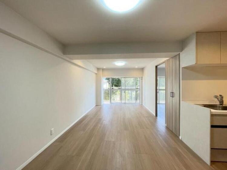 居間 一日の長い時間を過ごすリビング。陽光の注ぐ明るい空間です 