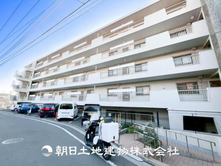 外観 【外観写真】表現された空間はたくさんの光を浴び、風を感じ、暮らしの時間を豊かにしてくれます。デザインされた空間と競い合うかのような充実した建物と共に大切な家族の思い出を刻んでいきます。