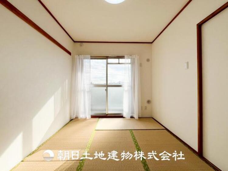 内装 【和室】近年減少傾向にありますが、和室があることで落ち着きと癒しの空間が生まれます。来客時の客室としても利用できますし、お子様のプレイルームやお昼寝に良いお部屋です。