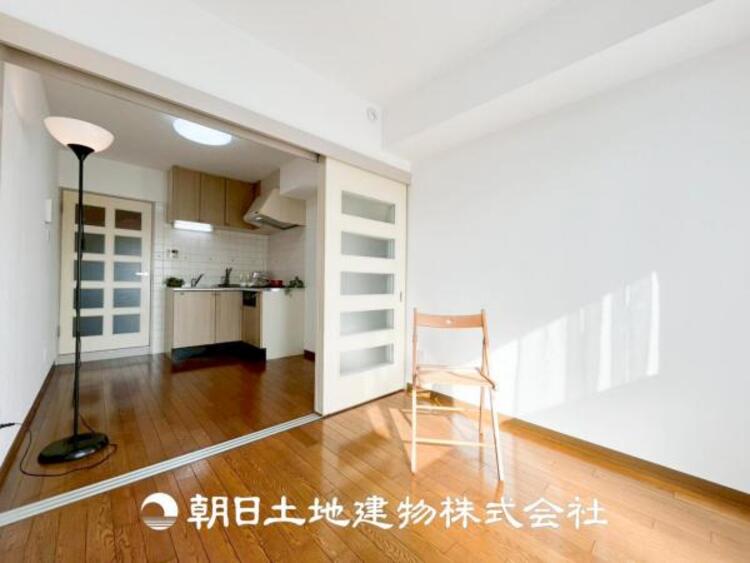 居間 【リビング】大切なご家族、招いた友人と過ごすひと時を溢れる光が優しく包み込む空間。大切な人とともに、心穏やかに過ごすひととき。家族との時間、自分の時間を大切にできる空間を作りました。