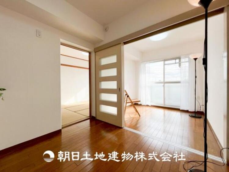 居間 【リビング】家族や友人との時間など、１番多くの時間を過ごす空間。何気なく過ぎる時でさえも上質で快適な空間でお過ごしください。