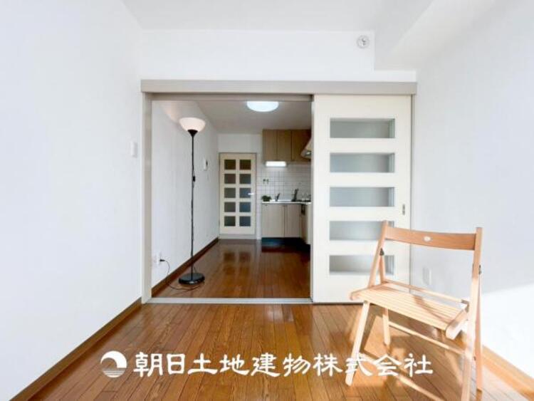 居間 【リビング】温かい色合いのフローリングと清々しい爽やかなクロスが明るい空間を創り出しているダイニングキッチン。ゆっくりと過ごす空間に相応しく、ここで楽しむ時間が家族や友人との絆をより深めてくれそうです。