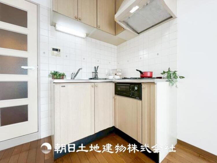 キッチン 【キッチン】仲良しなご夫婦、お子様、みんなでお料理ができる程の贅沢なスペースを実現したキッチンとなっております。みんなで作った料理を召し上がりながらの会話は盛り上がること間違いなしです。