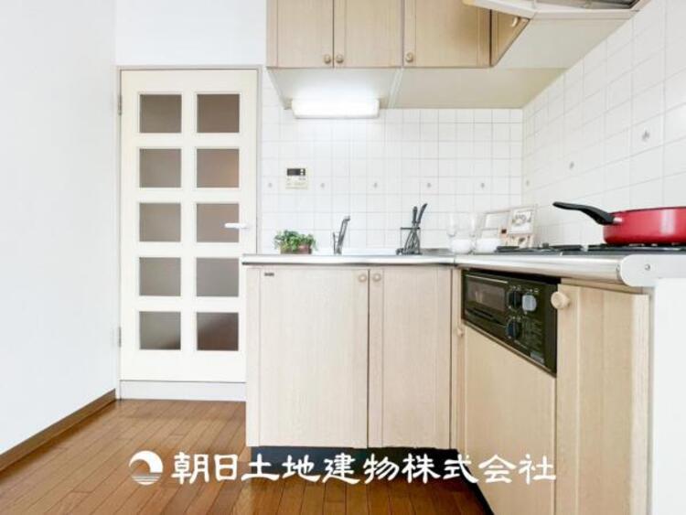 キッチン 【キッチン】住宅の主役でもあり、日常生活を過ごす上で重要な水回りでもあるからこそ機能性・デザイン性に拘りました。お掃除のしやすいシステムキッチンを設置しました。