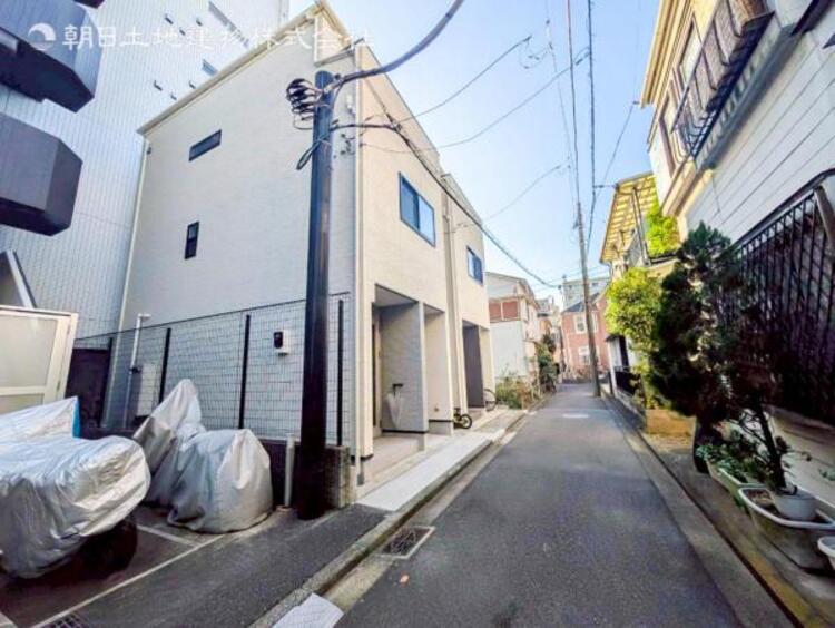 外観 【外観】徒歩はもちろんベビーカーや自転車でも安心な道のりです。お車の出し入れが苦手な方も安心できます