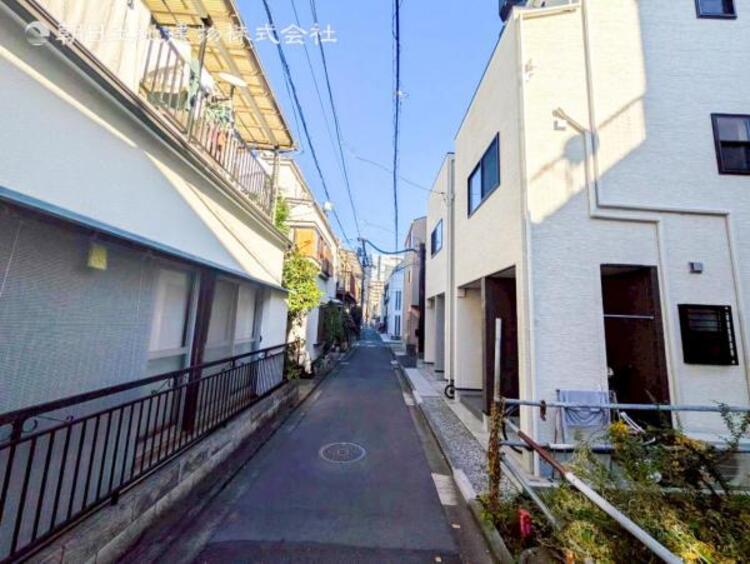 外観 【外観】前面は車通りの少ない道路でしっかり舗装もされています。ベビーカーや自転車も安心に通行できます