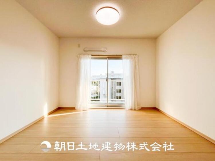 内装 【居室】爽やかな空間演出とセンス良く纏められた室内は良質な寛ぎ空間。そこで暮らす大切な人達のことを考え造りこんだ空間は日々の生活に安らぎを与えてくれます。