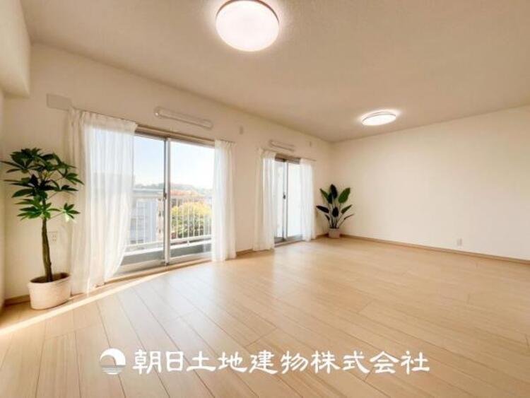 居間 【リビング】1日の中で最も長い時間を過ごすことになるリビングだからこそ、いつも笑顔があふれる空間であるように。広々とした空間から幸せな未来を。