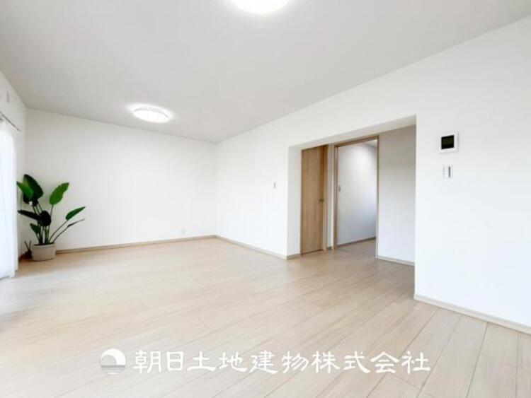 居間 【リビング】リビングにはみんなが集い、食事や楽しい会話が始まる。話に夢中になりすぎて、ついつい時を忘れてしまう。そんな束の間の幸せを感じさせてくれる場所。