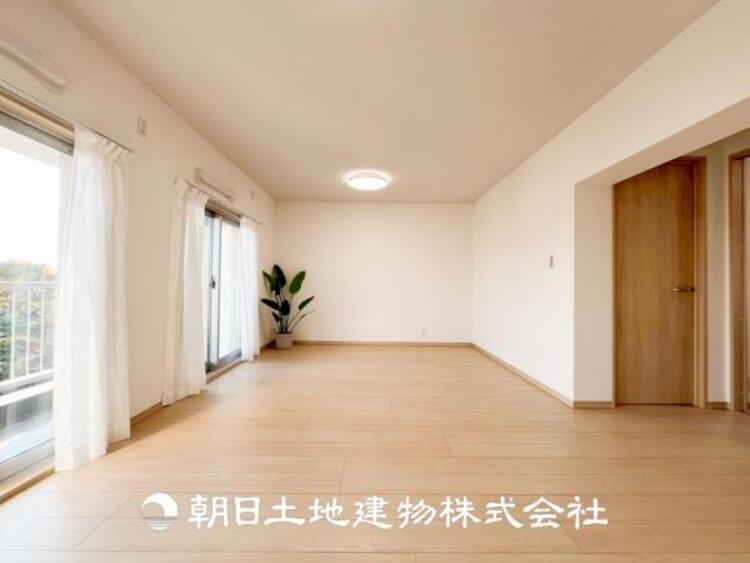 居間 【リビング】大切なご家族、招いた友人と過ごすひと時を溢れる光が優しく包み込む空間。大切な人とともに、心穏やかに過ごすひととき。家族との時間、自分の時間を大切にできる空間を作りました。