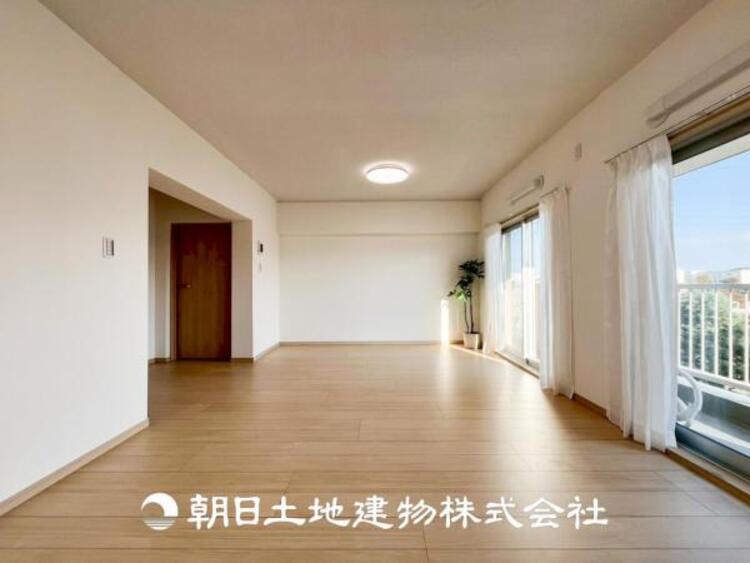 居間 【リビング】開放的で明るい空間が広がるLDK。リビングには暖かな太陽が降り注ぎ、爽やかな住空間です。お友達を呼んでお茶をしたり、一緒に料理を楽しみながら楽しい時間を。