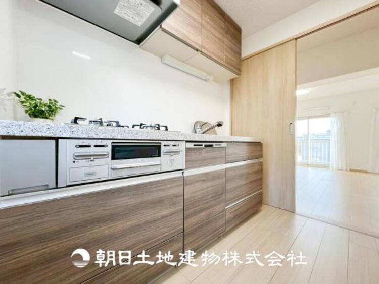 キッチン 【キッチン】日々の生活における家事の動線やリビングとの往来のしやすさに配慮し、お食事の準備や後片付けなどの家事を少しでも楽にするキッチンスペースを目指しました。毎日使う場所だからこそ。ストレスなく使えて、居心地が良くないといけないと思います。