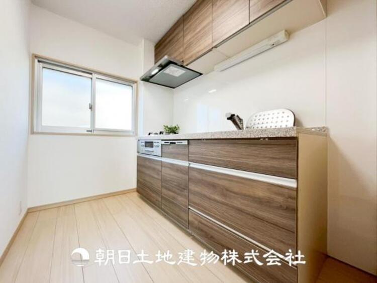 キッチン 【キッチン】シンプルで使いやすいデザインにこだわったキッチン。プライベートスペースを彩るインテリアとしての美しさと、快適な日常を支える機能性と強さがひとつになった自慢のキッチンです。