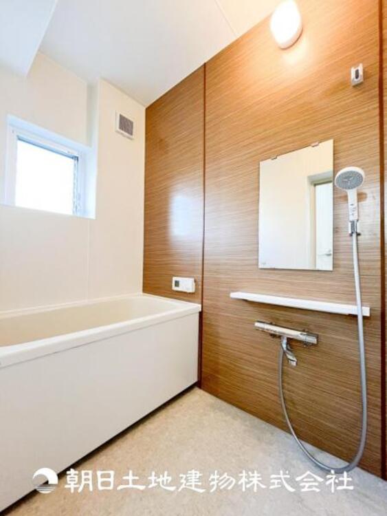 風呂 【浴室】上品な色合いが魅力のバスルームは、ほっと落ち着く空間を作り出しています。広々とした浴槽で体を癒やしながら、疲れを取り除けるような仕様です。お子様と一緒に楽しく入るのもいいですね。