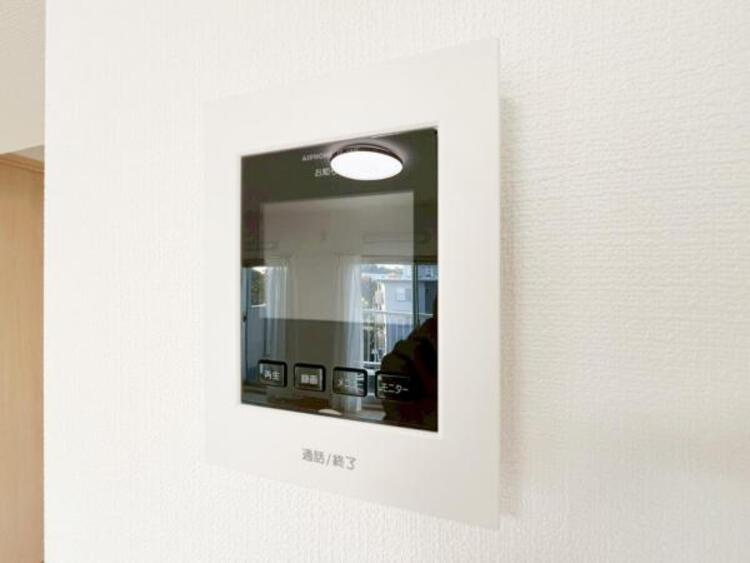 設備 【モニター付きインターホン】訪問者の確認が出来るので、セキュリティ対策にも最適のモニター付きインターホン。