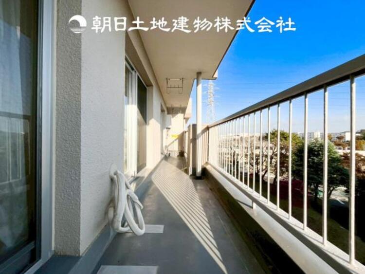 バルコニー 【バルコニー】太陽に愛された家。陽当り・通風に優れた魅力的で快適さを追求した住宅です。ここに住むからこそ意味がある。そんな特別感に浸りながら、毎日をお過ごし下さい。