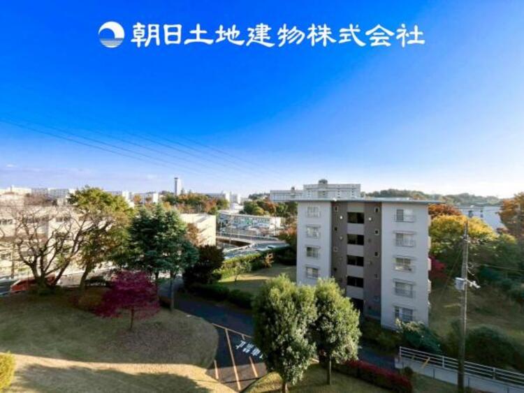 その他 【眺望】目の前に手を伸ばせば、触ることが出来そうな環境が、そのままインテリアになったような印象です。その豊かな眺望にふさわしい空間には、通風・採光にも優れ、心地よい光と風があふれています。