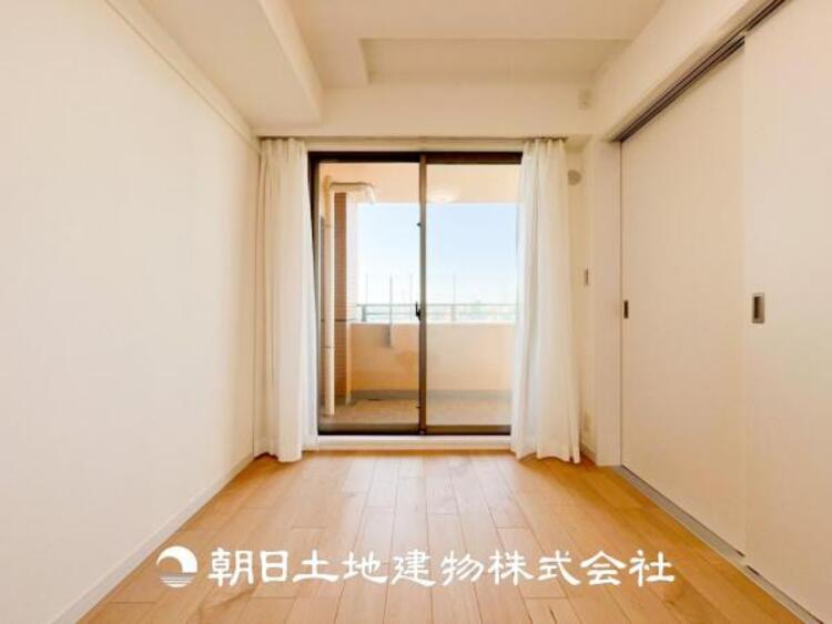 内装 【居室】爽やかな空間演出とセンス良く纏められた室内は良質な寛ぎ空間。そこで暮らす大切な人達のことを考え造りこんだ空間は日々の生活に安らぎを与えてくれます。