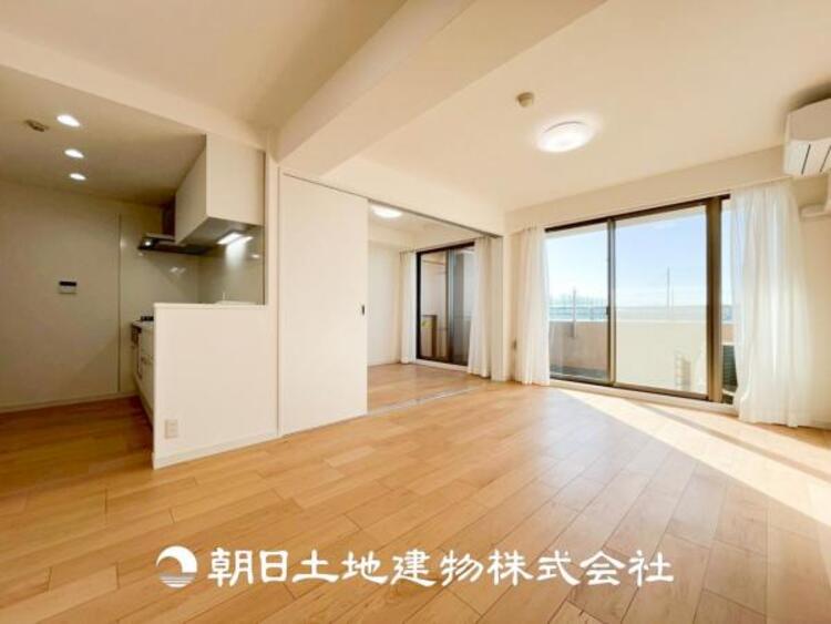 居間 【リビング】1日の中で最も長い時間を過ごすことになるリビングだからこそ、いつも笑顔があふれる空間であるように。広々とした空間から幸せな未来を。1日の中で最も長い時間を過ごすリビングは、笑顔があふれる空間です。広々とした空間から幸せな未来を。