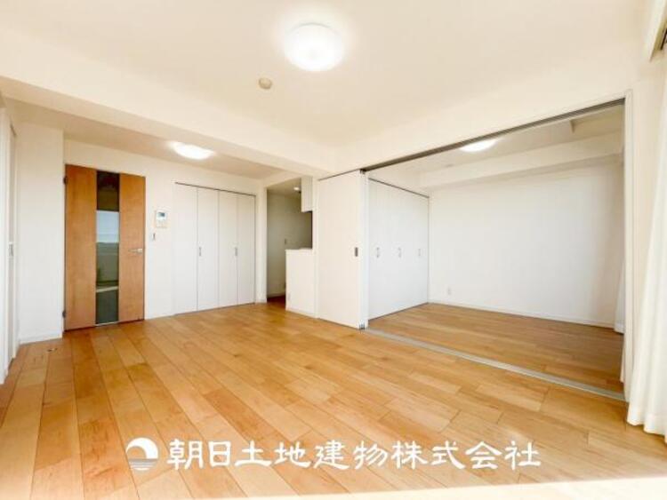 居間 【リビング】開放的で明るい空間が広がるLDK。リビングには暖かな太陽が降り注ぎ、爽やかな住空間です。お友達を呼んでお茶をしたり、一緒に料理を楽しみながら楽しい時間を。