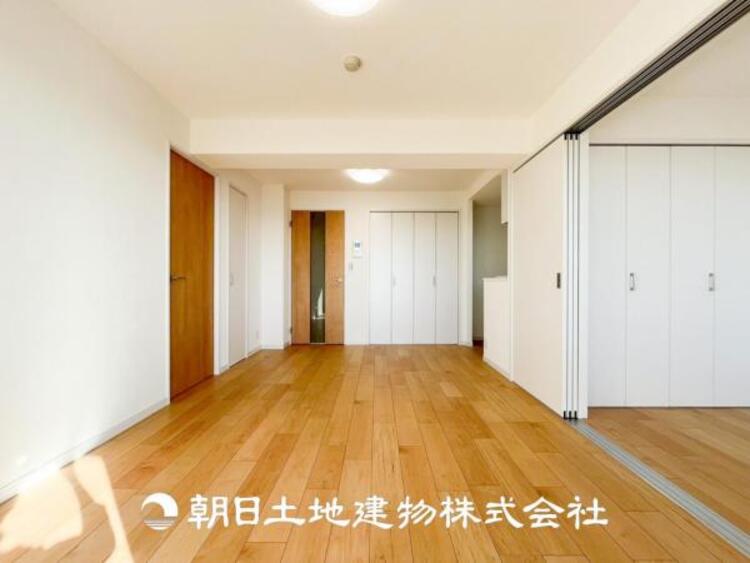 居間 【ダイニング】温かい色合いのフローリングと清々しい爽やかなクロスが明るい空間を創り出しているダイニングキッチン。ゆっくりと過ごす空間に相応しく、ここで楽しむ時間が家族や友人との絆をより深めてくれそうです。