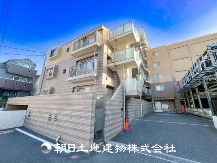 外観 【外観写真】表現された空間はたくさんの光を浴び、風を感じ、暮らしの時間を豊かにしてくれます。デザインされた空間と競い合うかのような充実した建物と共に大切な家族の思い出を刻んでいきます。