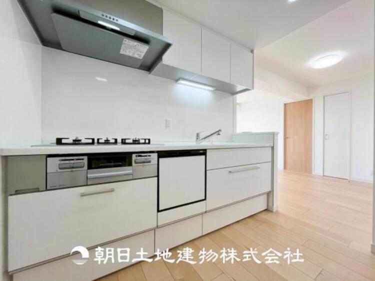 キッチン 【キッチン】仲良しなご夫婦、お子様、みんなでお料理ができる程の贅沢なスペースを実現したキッチンとなっております。みんなで作った料理を召し上がりながらの会話は盛り上がること間違いなしです。