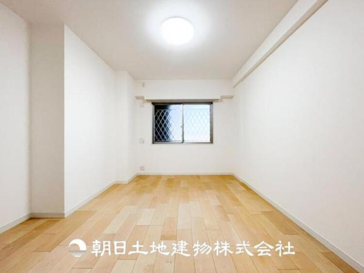 内装 【居室】爽やかな空間演出とセンス良く纏められた室内は良質な寛ぎ空間。そこで暮らす大切な人達のことを考え造りこんだ空間は日々の生活に安らぎを与えてくれます。