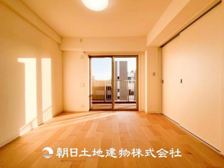 内装 【居室】大切な家族一人ひとりの大切な個別空間。趣味・感性で個性的に飾って頂けるようシンプルに仕上げてあります。自分時間を充実させながら心豊かなひとときを過ごすための大切な空間。