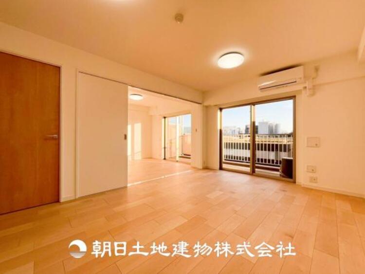 居間 【リビング】リビングにはみんなが集い、食事や楽しい会話が始まる。話に夢中になりすぎて、ついつい時を忘れてしまう。そんな束の間の幸せを感じさせてくれる場所。お子様の勉強スペースとしても活用できます。