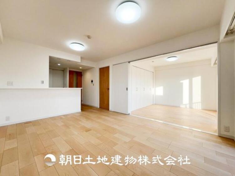 居間 【リビング】大切なご家族、招いた友人と過ごすひと時を溢れる光が優しく包み込む空間。大切な人とともに、心穏やかに過ごすひととき。家族との時間、自分の時間を大切にできる空間を作りました。