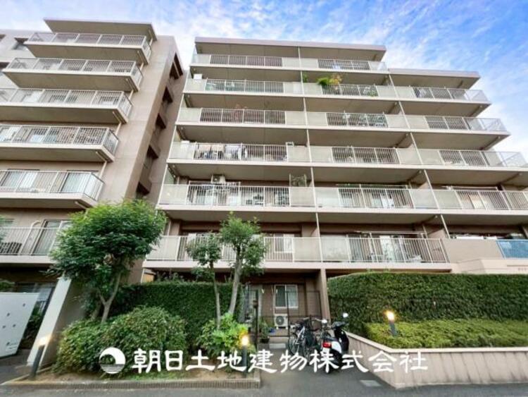 外観 【外観写真】家族の色を映し出す洗練された邸宅は、ずっと輝き続けながらいつしか街の風景に溶け込んでいきます。