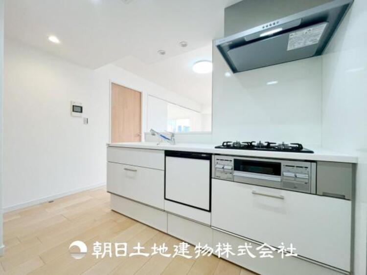 キッチン 【キッチン】仲良しなご夫婦、お子様、みんなでお料理ができる程の贅沢なスペースを実現したキッチンとなっております。みんなで作った料理を召し上がりながらの会話は盛り上がること間違いなしです。