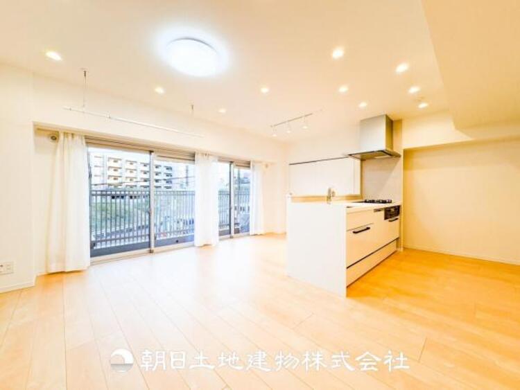 居間 大切なご家族、招いた友人と過ごすひと時を溢れる光が優しく包み込む空間。